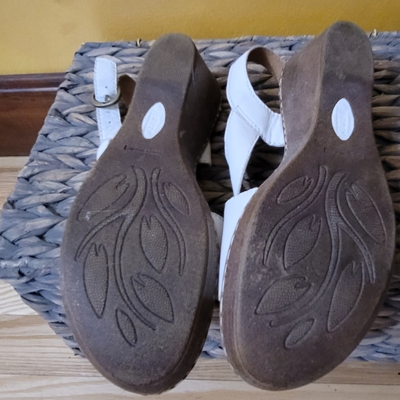 Born Sz 10 White Wedge Slingback 3 inch Heel - Picture 7 of 8